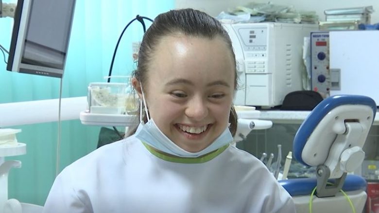 Ëndrra bëhet realitet, shqiptarja me sindromën Down, fillon punë si asistente stomatologe