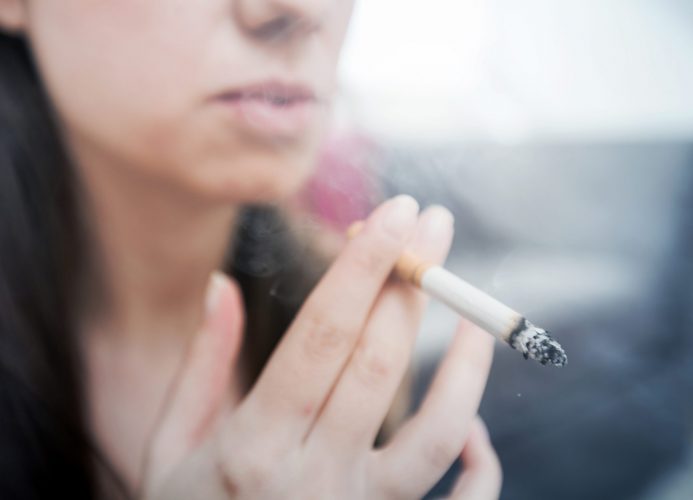 “Për pak kohë nuk do të jetoj më”, historia prekëse e gruas që nisi cigaren qysh 10 vjeçe