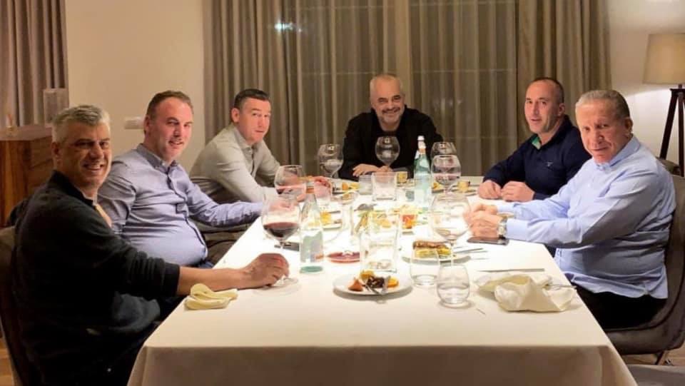 Darka që pajtoi presidentin dhe kryeministrin, kosovarët pyesin: A ishte Batoni fotograf?!