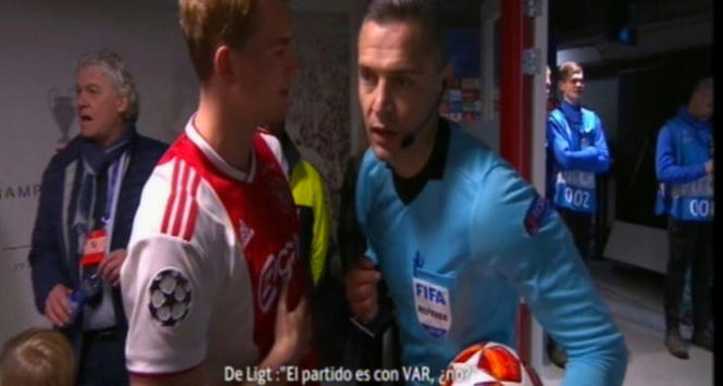 Futbollisti i Ajaxit lë nam, ja pyetja idiote që i bën arbitrit