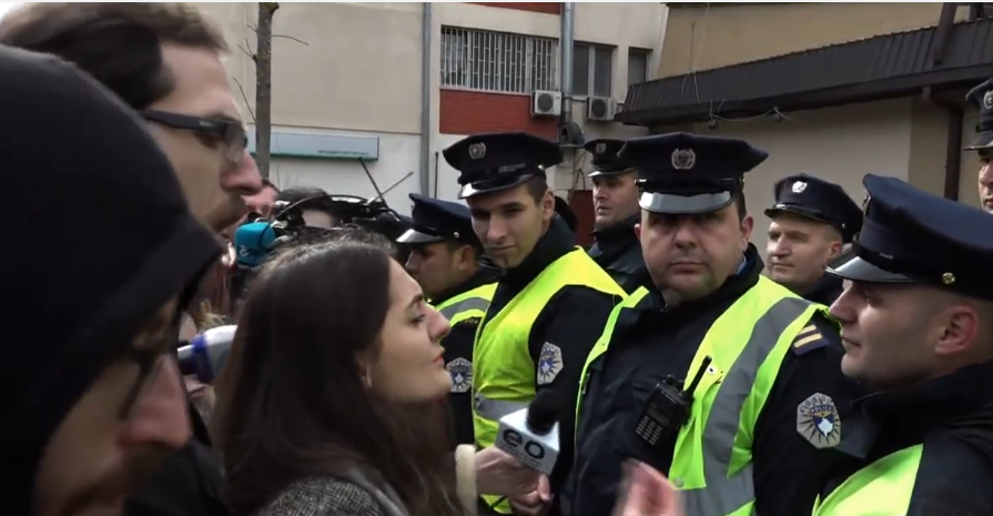 Protesta për 16-vjeçaren e përdhunuar në Kosovë, qytetarët përplasen me policinë pas kërkesës së veçantë