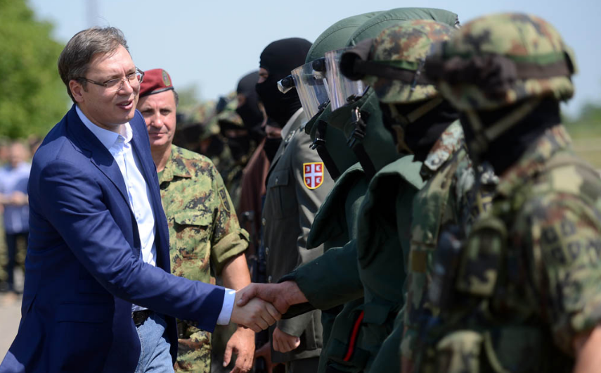 Vuçiq thotë se “do të bëjë gjithçka” për ta parandaluar luftën me Kosovën