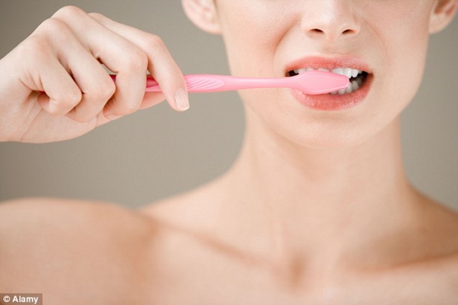 “Si të shkosh në shtrat me m*t në gojë”, dentisti tregon se çfarë ndodh nëse nuk i lani dhëmbët para gjumit