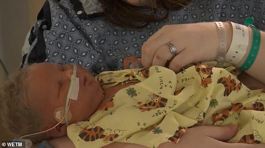 Solli në jetë foshnjën që peshon 6.8 kg, nëna tregon dhimbjet e lindjes: Sikur u godita nga dy traktorë