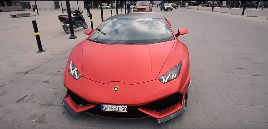 “Bisha e kuqe” Lamborghini Huracan me vlerë 200 mijë euro mrekullon rrugët e Tiranës