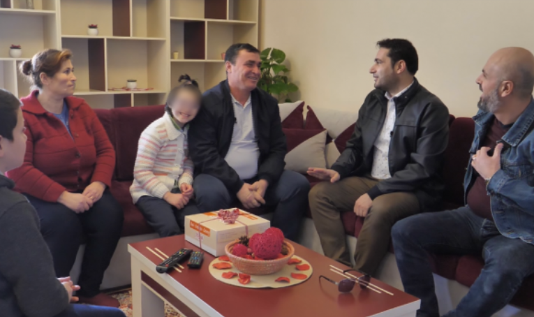 I ndryshoi jetën, Elvis Naçi vizitë në shtëpinë e 14-vjeçarit që kishte ftohtë në verë