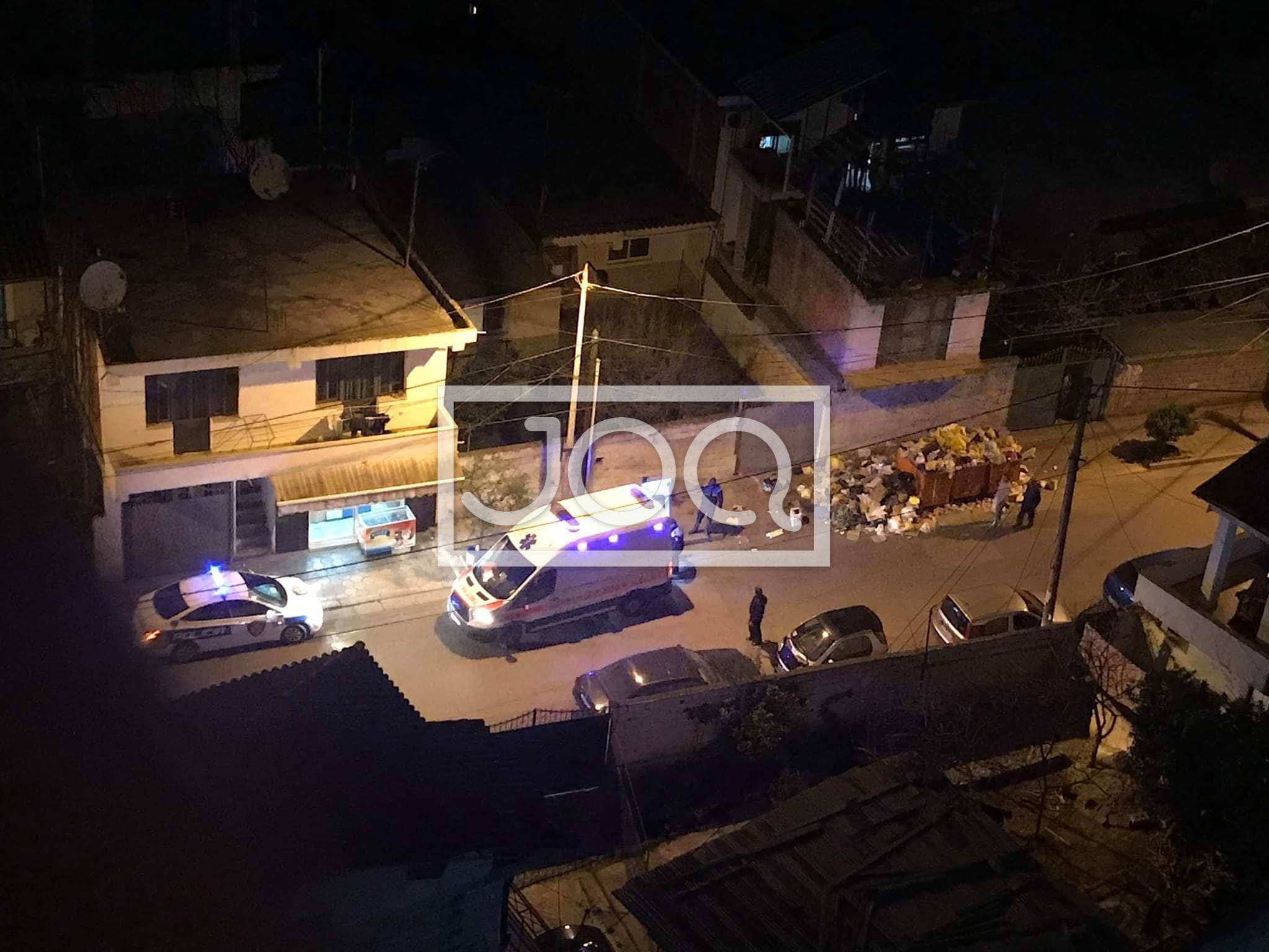 Nuk kalonte dot në trotuar se e kishin bllokuar koshat, qytetari përplaset nga makina në Tiranë