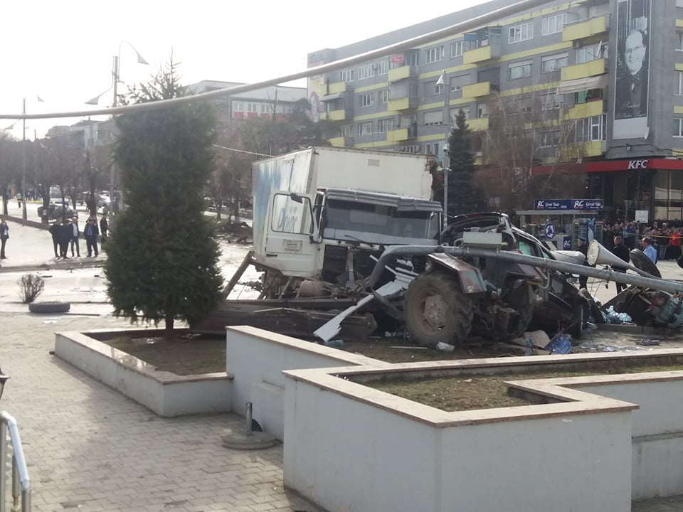 Djali i burrit që u përplas për vdekje nga kamioni në Gjilan, fton familjen e shoferit në varrim