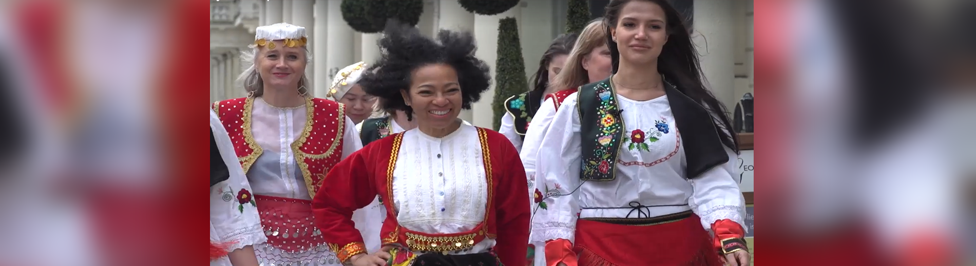 Femra nga e gjithë bota me veshje tradicionale shqiptare urojnë 8 Marsin