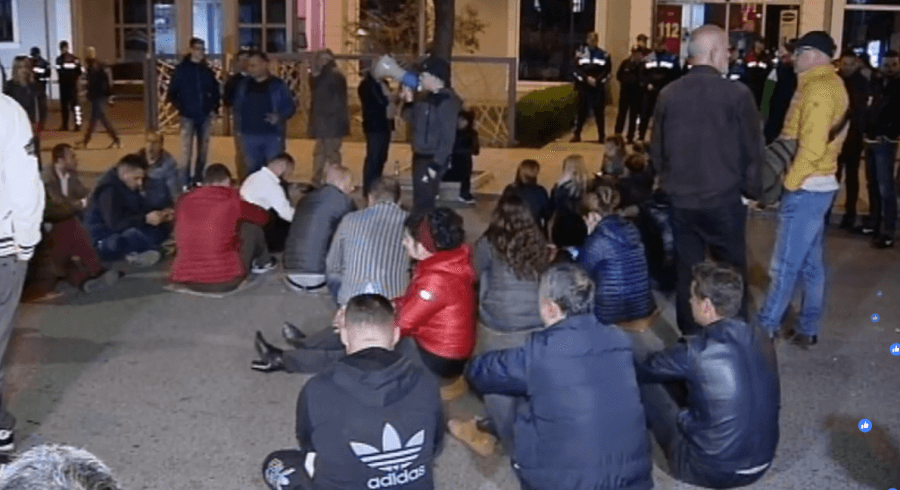 Arrestuan 7 banorë/ Protestuesit e Unazës ulen para Drejtorisë së Policisë