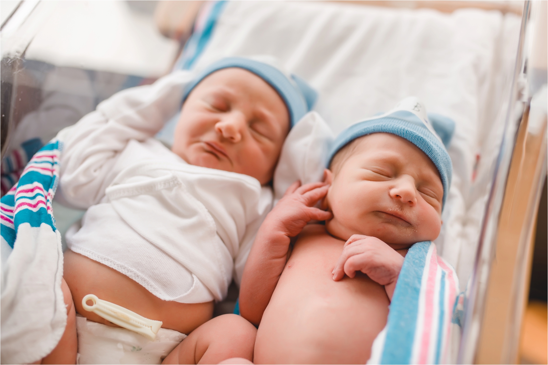 Nëna 20-vjeçare sjell në jetë binjakët një muaj pasi lindi djalin
