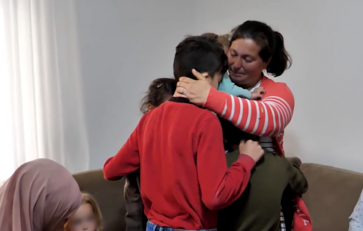 Gërmonin nëpër kazanë për të gjetur ushqim, Elvis Naçi dhe shqiptarët bëjnë me shtëpi familjen me 5 fëmijë