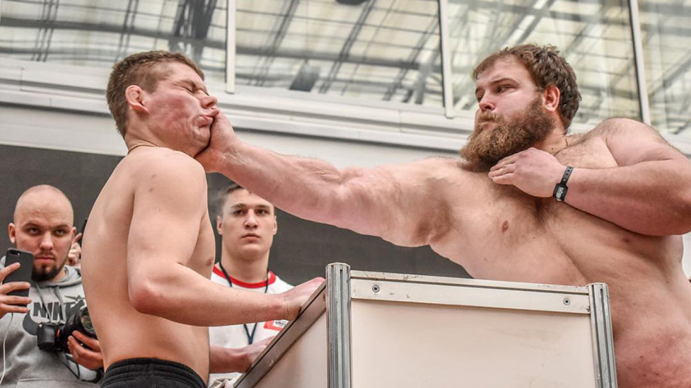 Lind sporti më i çmendur në botë, konkurentët godasin pa mëshirë kundërshtarët me shuplakë