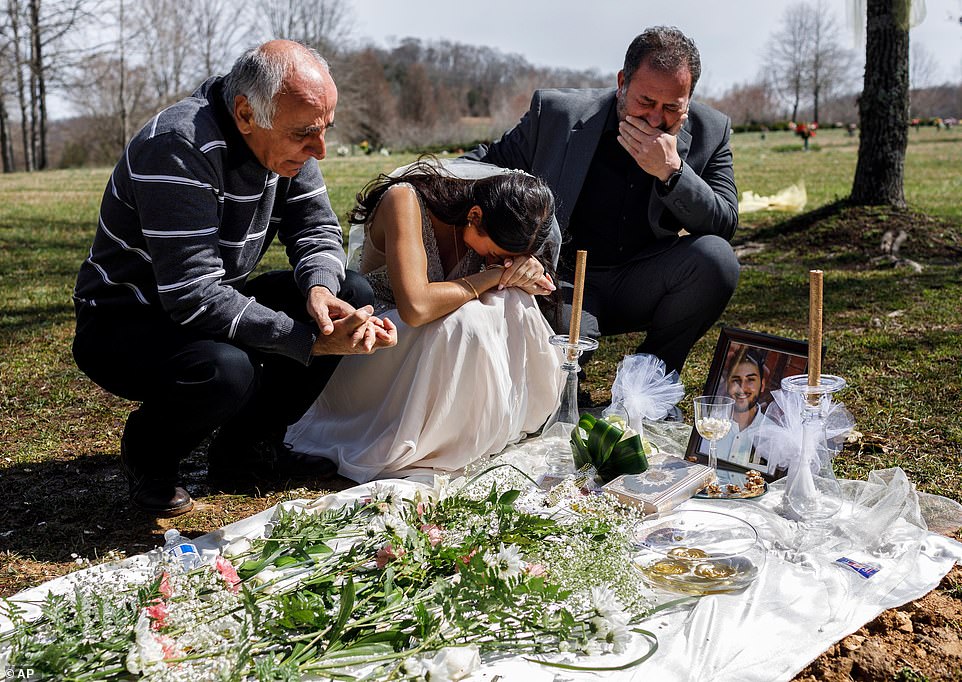 Ia vranë pak ditë para dasmës, 24-vjeçarja shkon me vello në varrin e të fejuarit