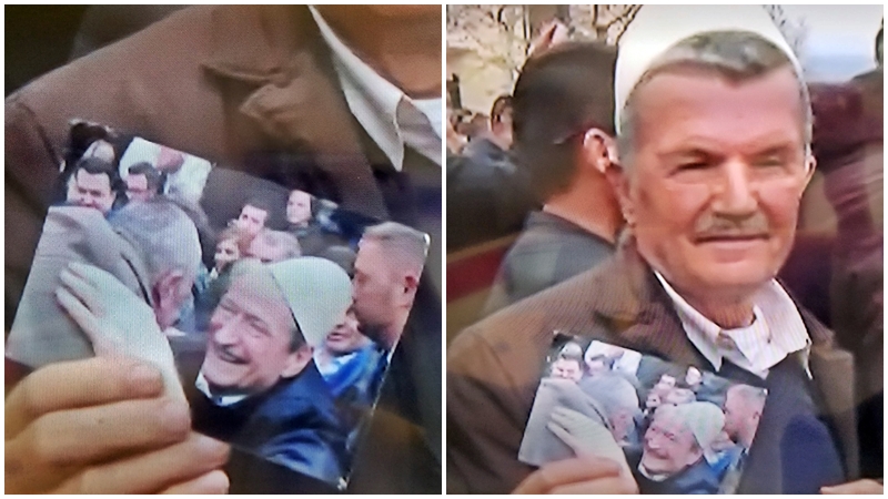 Me plis në kokë, i moshuari tregon me krenari para kamerës foton e pazakontë