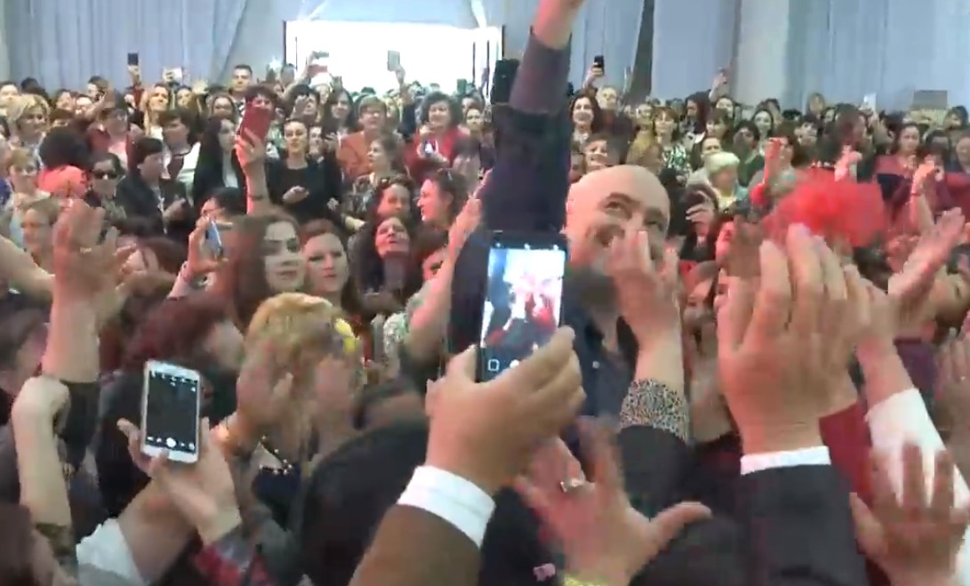 Gazetari: U gëzova që nëna ime ka vdekur kur pashë Ramën me gratë në Fier