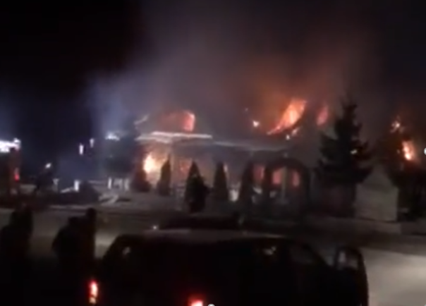 Restoranti shpërthen në flakë, qytetarët dalin jashtë të alarmuar