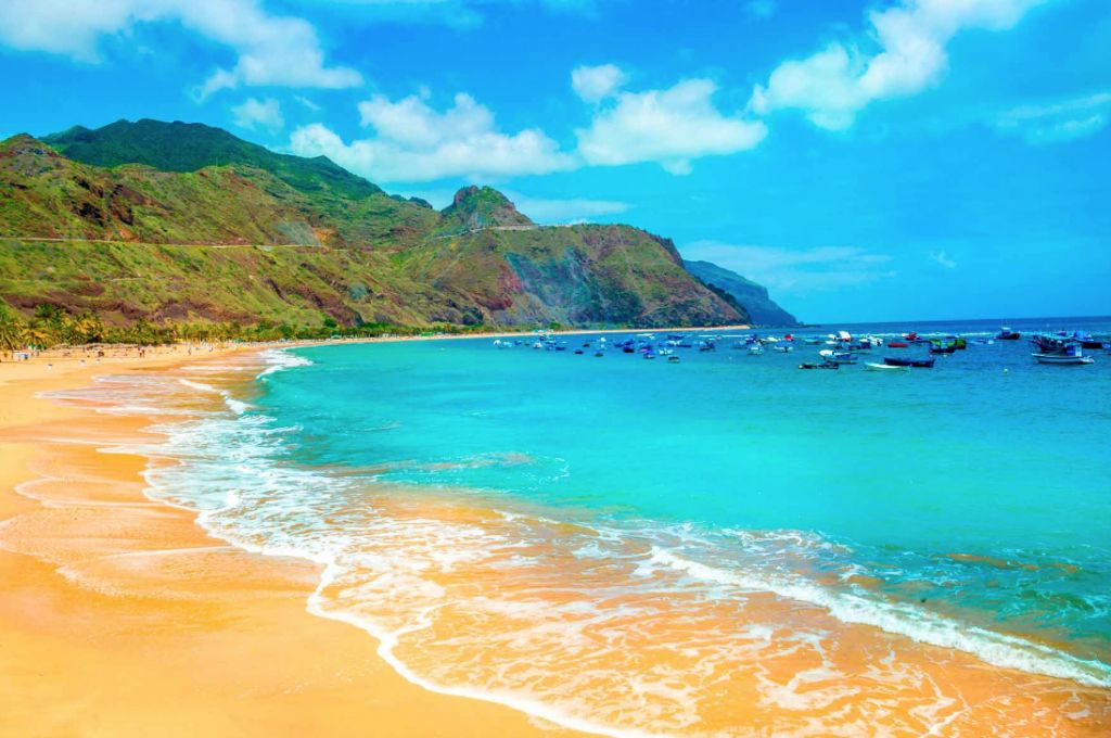 Jetonte prej 10 vitesh në ishujt tropikal të Spanjës, vetëdorëzohet në polici një i arratisur: Më lodhi dielli