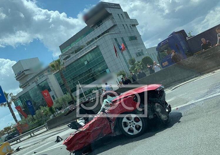 “Ishte ndarë në 2 pjesë, ishte me 150 në orë”/ Aksident i rëndë në autostradën Tiranë-Durrës, makina përplaset me kamionin