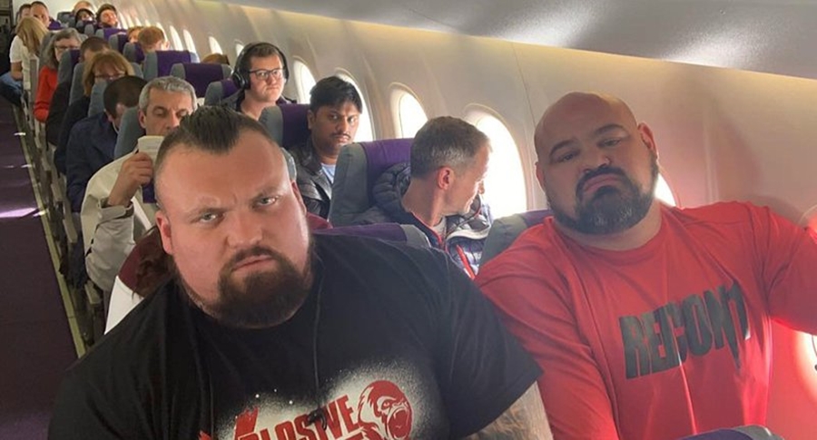 Kur dy burrat më gjigantë të planetit ulen afër njëri-tjetrit në avion