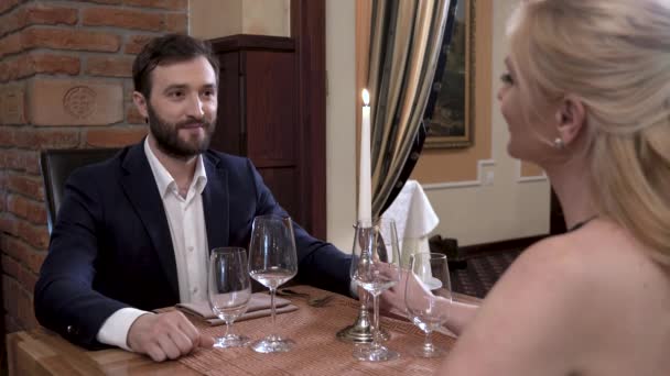 Këto janë 5 fazat e një lidhjeje dashurie, por jo të gjithë e kalojnë të 3-tën