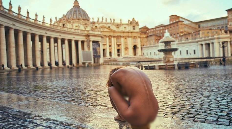 Modelja e njohur gëzohet për djegien e Notre-Dame: Një epokë e re po vjen