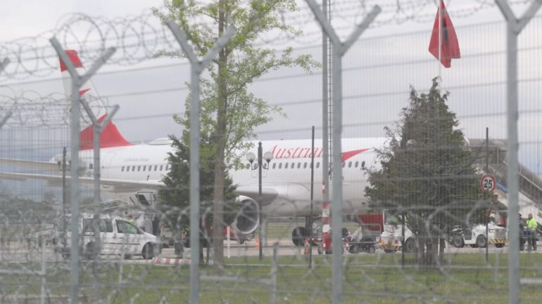 Dy javë pas grabitjes/ “Austrian Airlines” pritet të rifillojë transportin e parave nga Rinasi