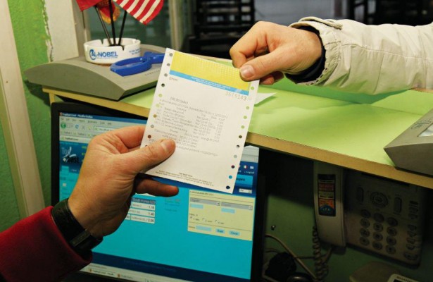 “Bastet tani luhen me telefon”, rrëfimi i të riut që vazhdon të luajë skedina