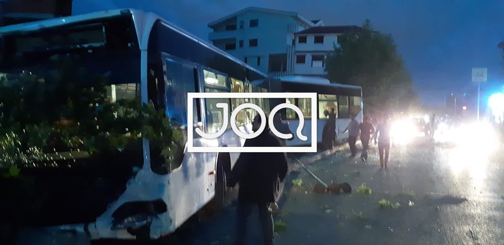 ‘’Fatmirësisht autobusi  nuk u rrokullis’’/ Aksident i frikshëm në Kamëz