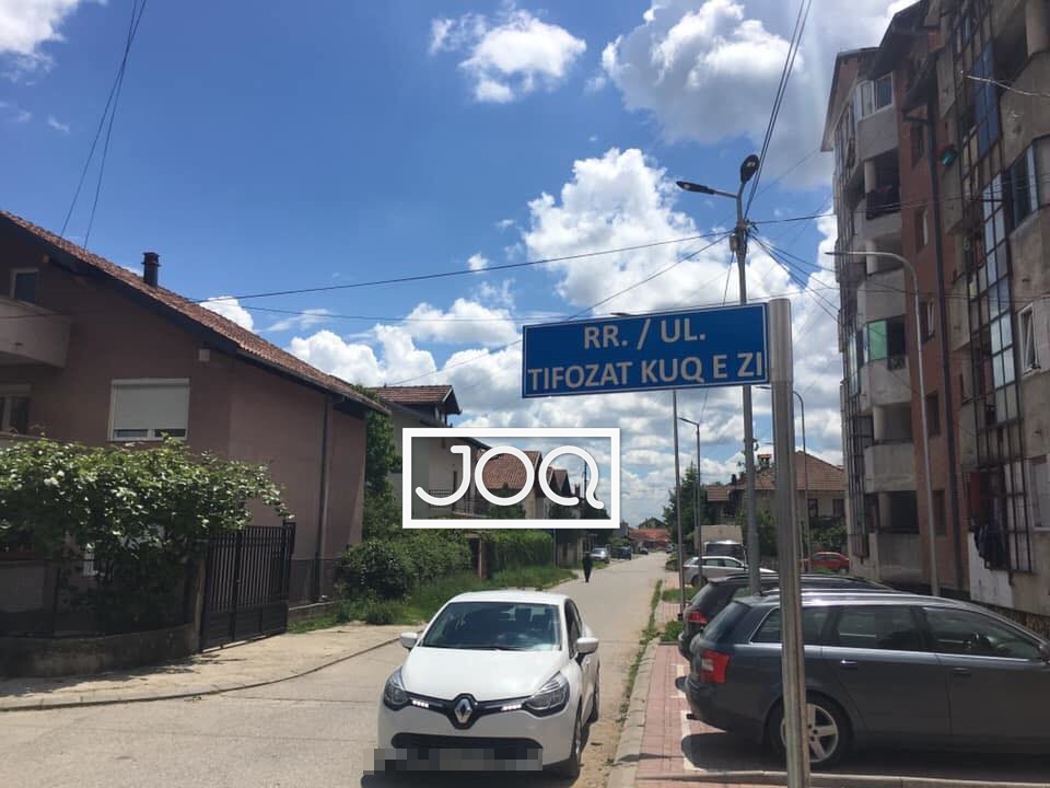 Pamje që bëjnë krenar çdo shqiptar/ Një rrugë në Kosovë mban emrin Tifozat Kuq e Zi