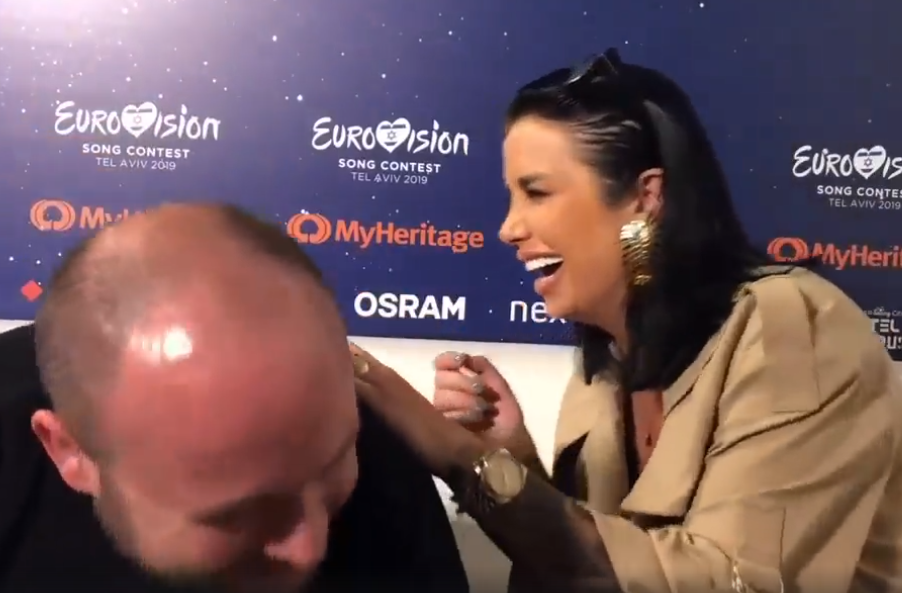 Me dhëmbët jashtë gjithë kohës/ Jonida Maliqi lë nam në intervistën në Eurovision, i rreshton gafat njëra pas tjetrës