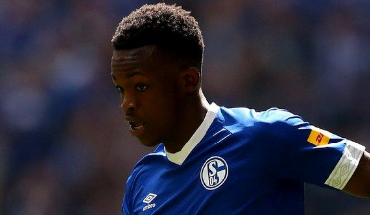 Futbollistin e Shalkes e zbresin nga avioni se ngacmoi stjuardesën