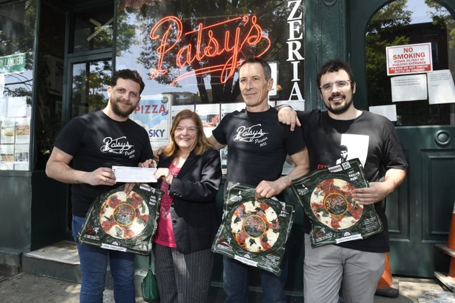 I kishte lënë në tavolinë dhe ishte larguar, kamerieri shqiptar i kthen gjysmë milionë dollarët zonjës që i harroi