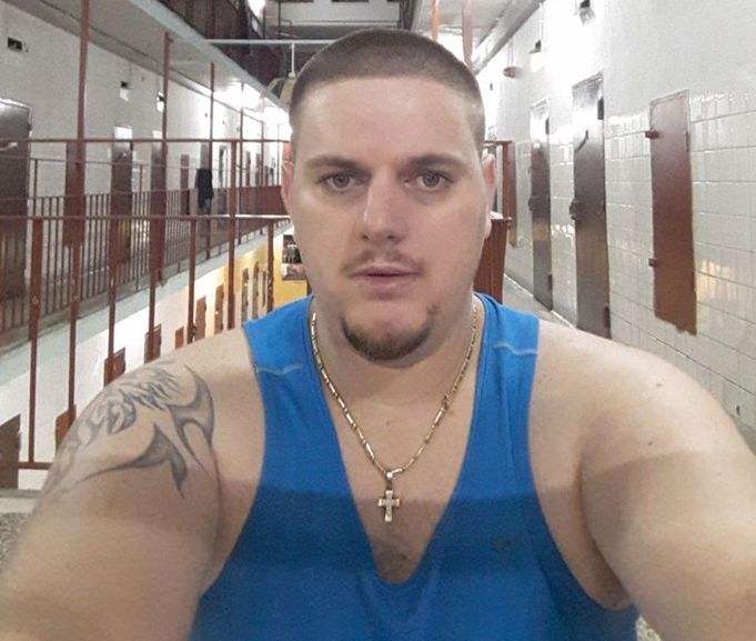 I burgosur përjetë, Fabio Dushku shqiptari që ktheu qelinë e burgut grek në hotel me 5 yje