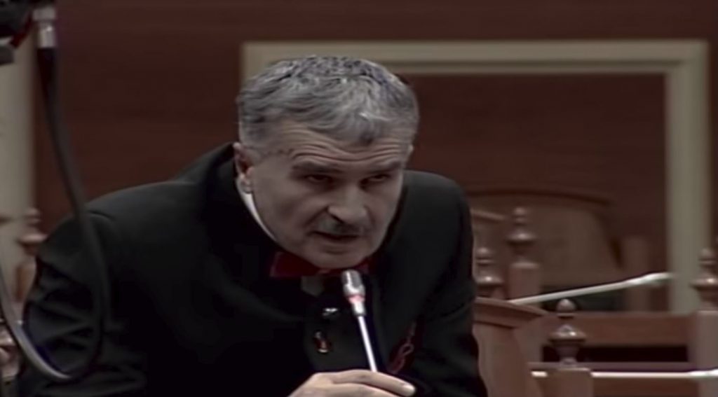 Kombinoi këpucët me papionin e kuq, Gjuzi habit edhe kur betohet në Kuvend: Shtet prej 107 vjetësh ta hedhim në bregun e Lanës