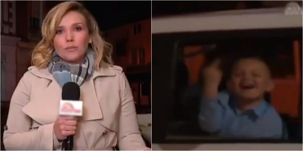 Po transmetonte nga terreni, gazetarja “përshëndetet” në mënyrë të çuditshme nga djali i vogël