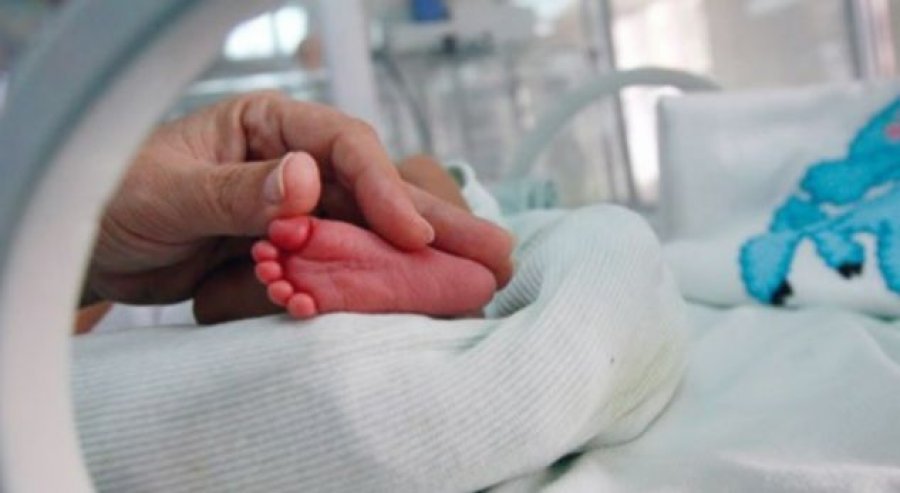 Shqipëria po plaket/ Në 2022 lindën 11 mijë bebe më pak se para një dekade