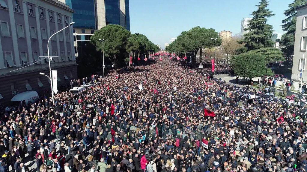 Protesta masive e opozitës/ Mijëra protestues vërshojnë drejt Tiranës