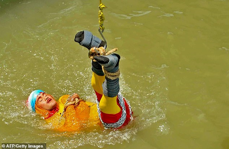 U fut në ujërat e lumit i lidhur me zinxhirë, magjistari dyshohet të jetë mbytur