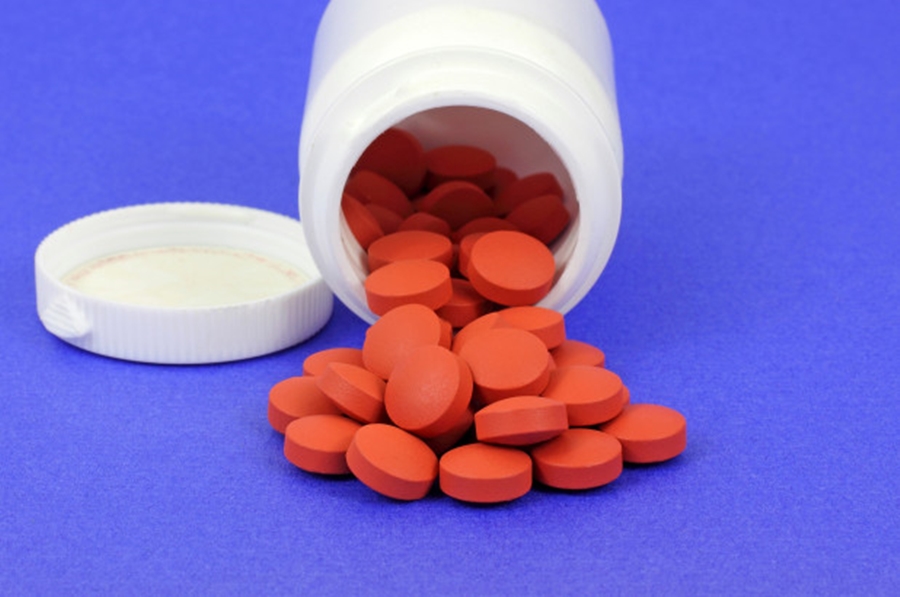 Paralajmërimi i mjekëve: Njerëzit po e “hanë” ibuprofenin si karamelet, ja rreziqet