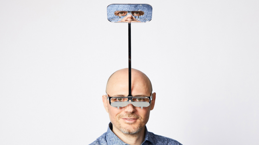 Shpikësi krijon një palë syze për njerëzit e shkurtër: Mund të shihni sipër të gjatëve