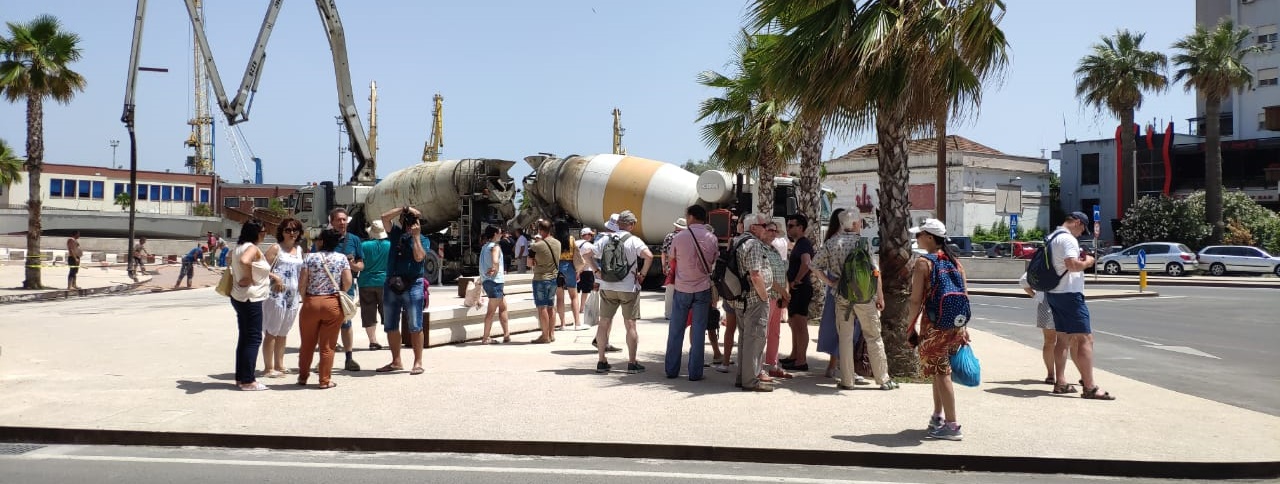 Durrësi i pret turistët me betoniere