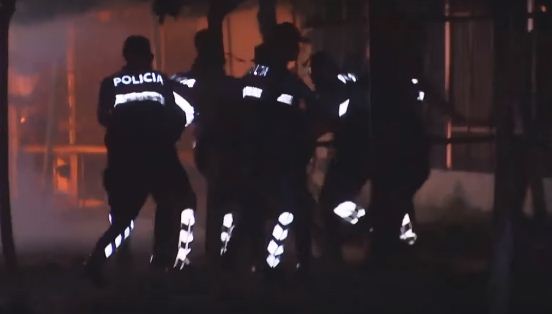 Skandal dhe dhunë brutale/ Policët shkelmojnë e godasin me shkop gome qytetarin në Kavajë