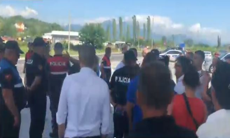 Rama pritet me protesta në Shkodër, qytetarët bllokojnë kryqëzimin e Dajçit