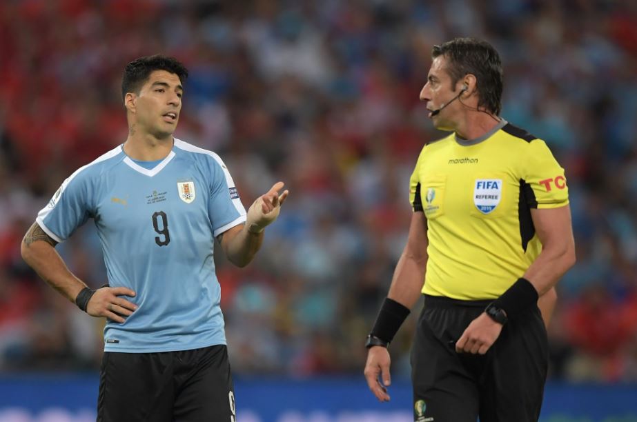 “Lajthit” Suarez, i kërkon arbitrit penallti se portieri preku topin me dorë