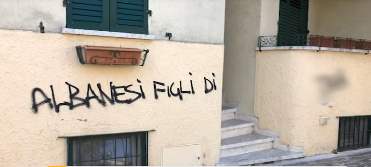 “Shqiptarët, bij bushtrash”, mbushen me shkrime raciste muret në provincën italiane