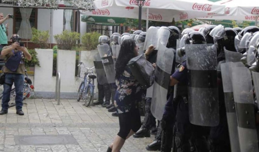 Një foto sa një mijë fjalë nga Shkodra, protestuesja përballë policëve të veshur deri në dhëmbë