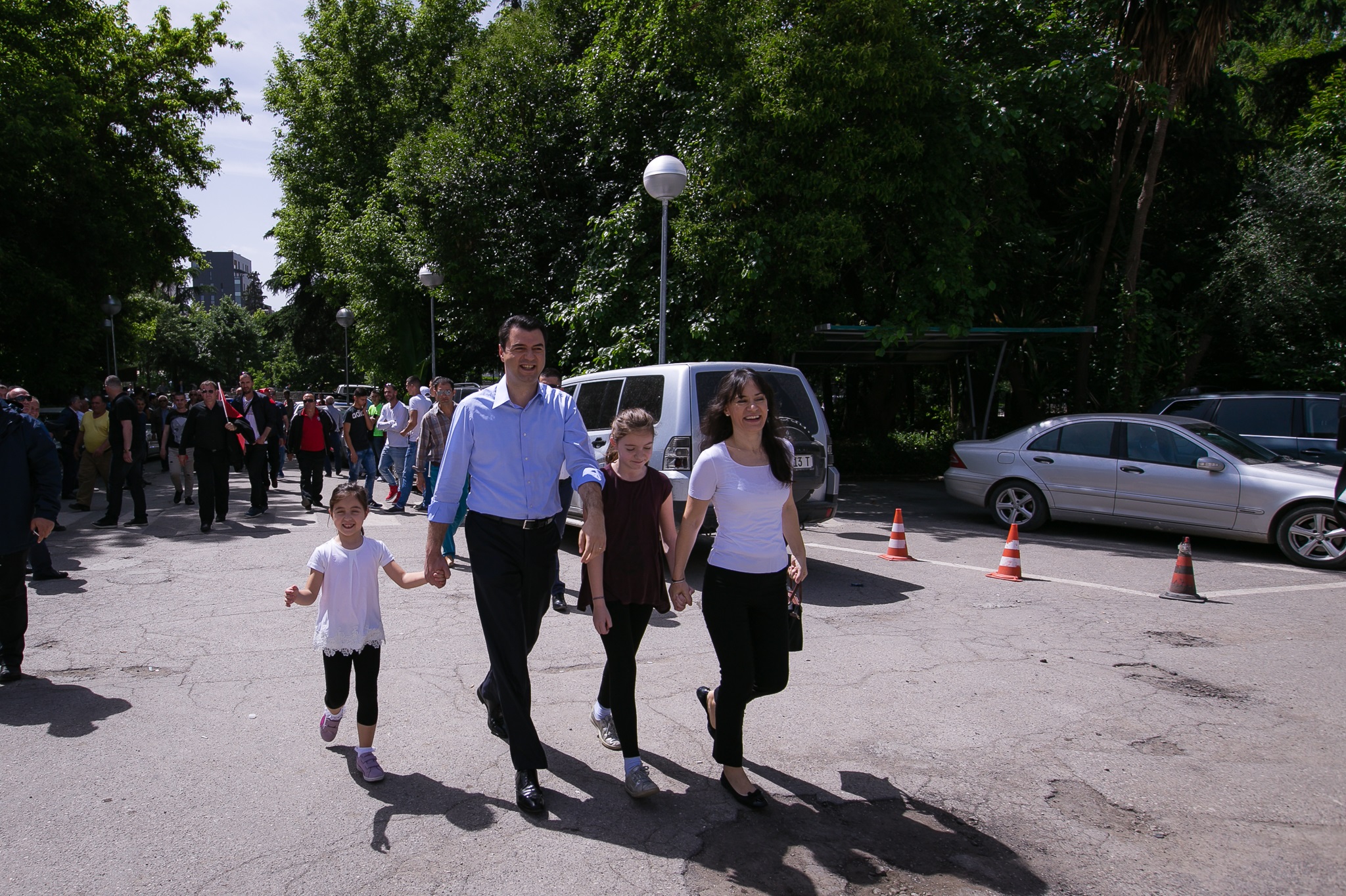 “Mos dëgjoni veglat qorre”/ Basha u del për zot shqiptarëve: Në protestë me dy vajzat e mia, s’do t’u cënohet asnjë fije floku