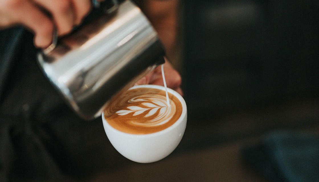 Lajm i mirë për kafe-dashësit: Mund të pini deri në 25 filxhanë kafe në ditë, nuk ju bëjnë dëm