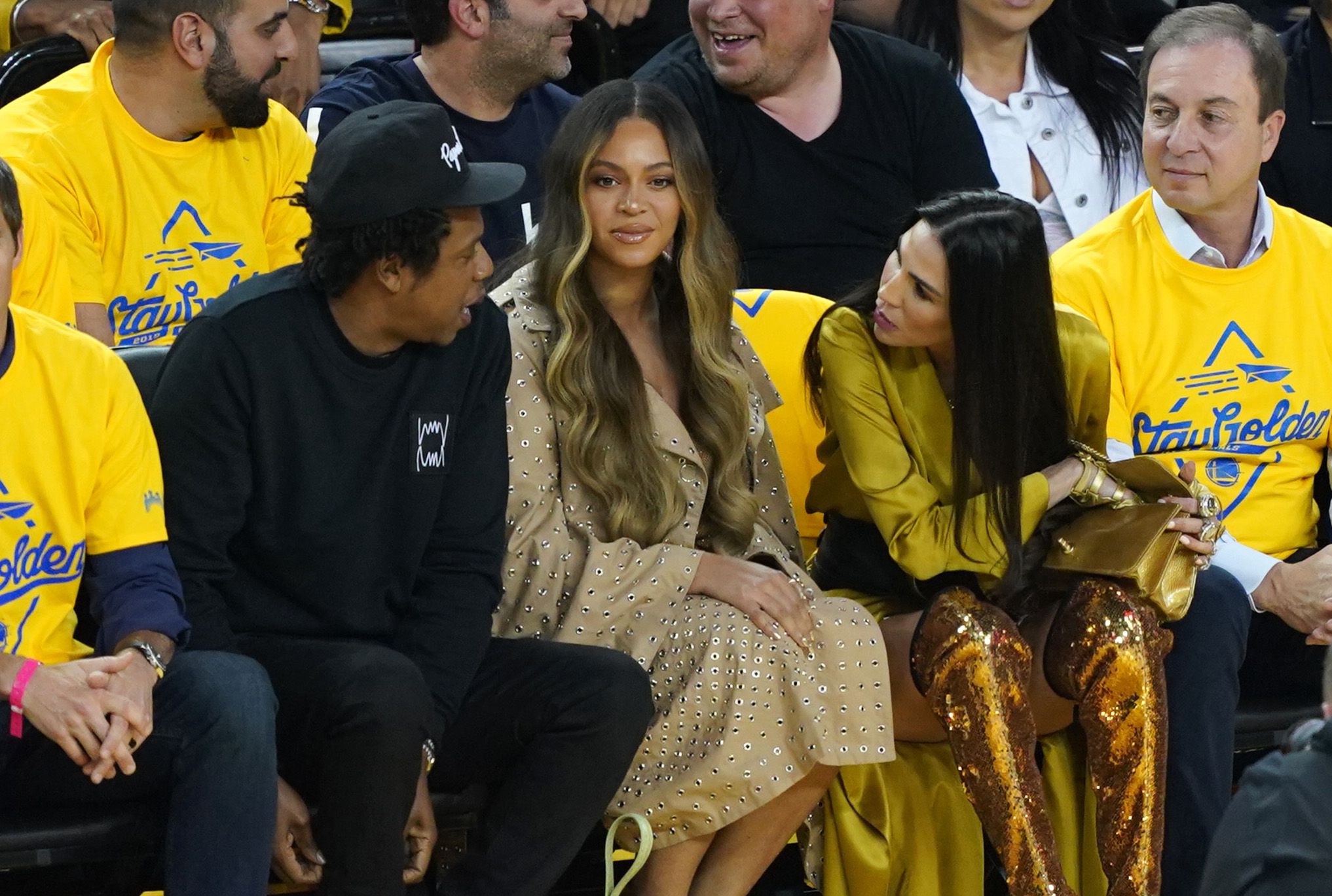 Një grua fillon të flasë me bashkëshortin Jay Z, reagimi “epik” i Beyoncé bën xhiron e rrjetit
